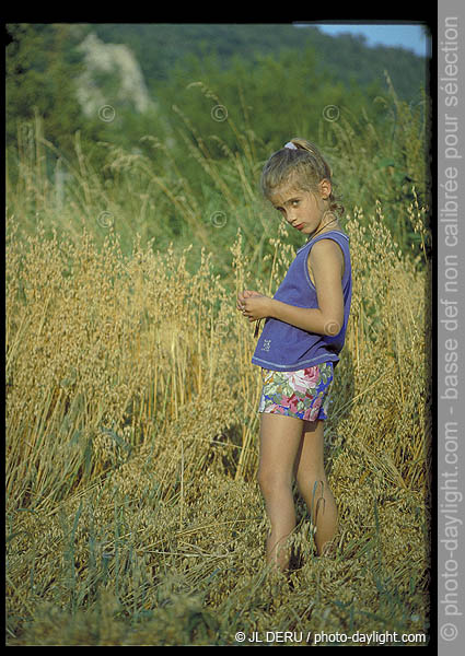 petite fille dans un champ - little girl in a field